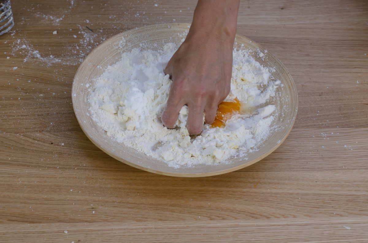 Añadimos el huevo a la masa quebrada de la tarta bombon