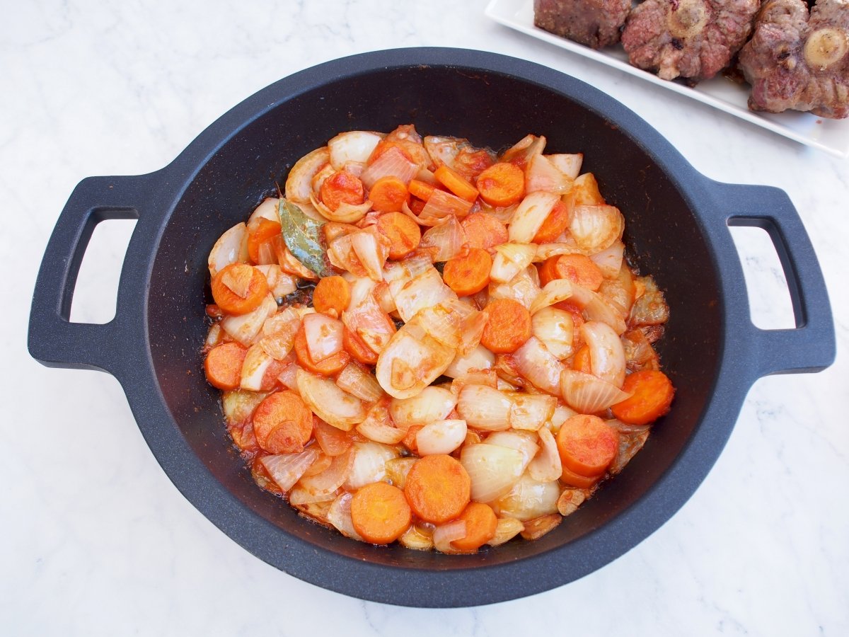 Añadir el tomate y el laurel al sofrito del rabo de toro