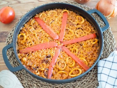 Arroz con pimiento rojo y calamares