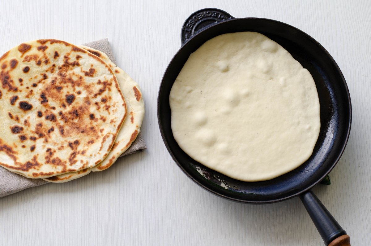 Cocinando las tortillas para hacer gyros