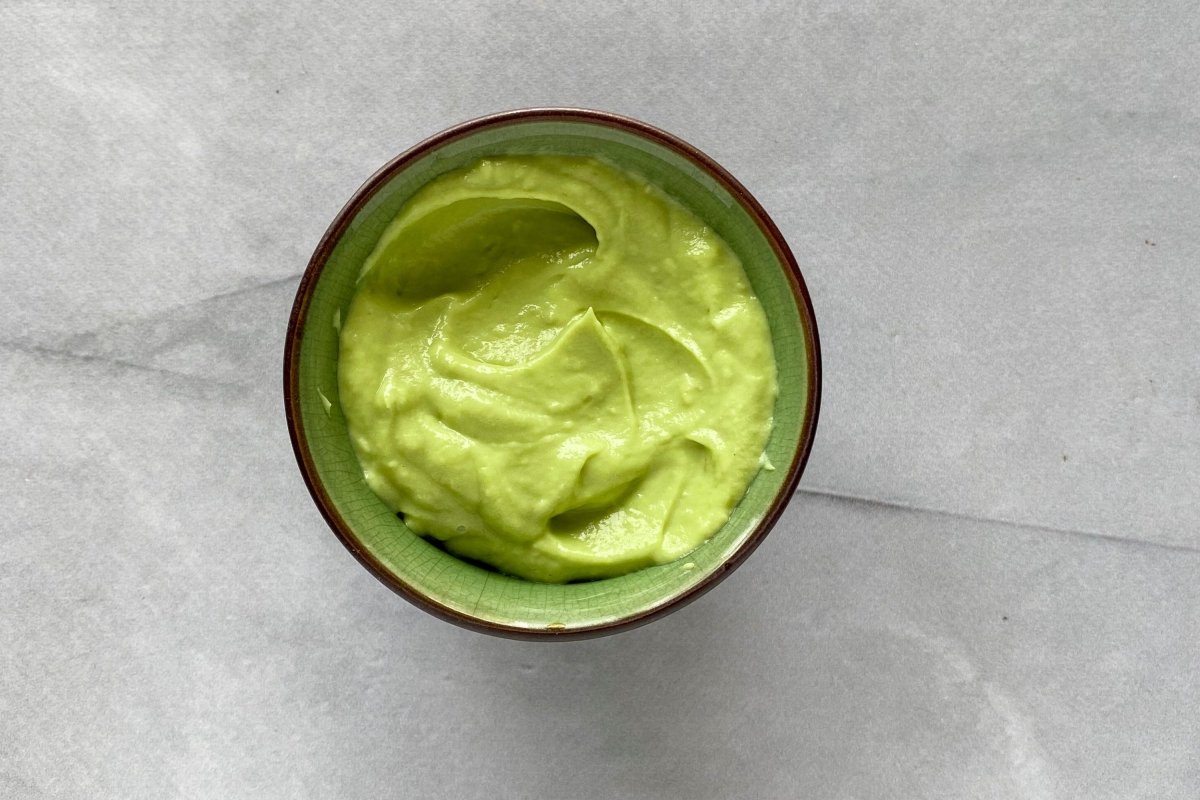 Crema de aguacate, creme fraiche y lima