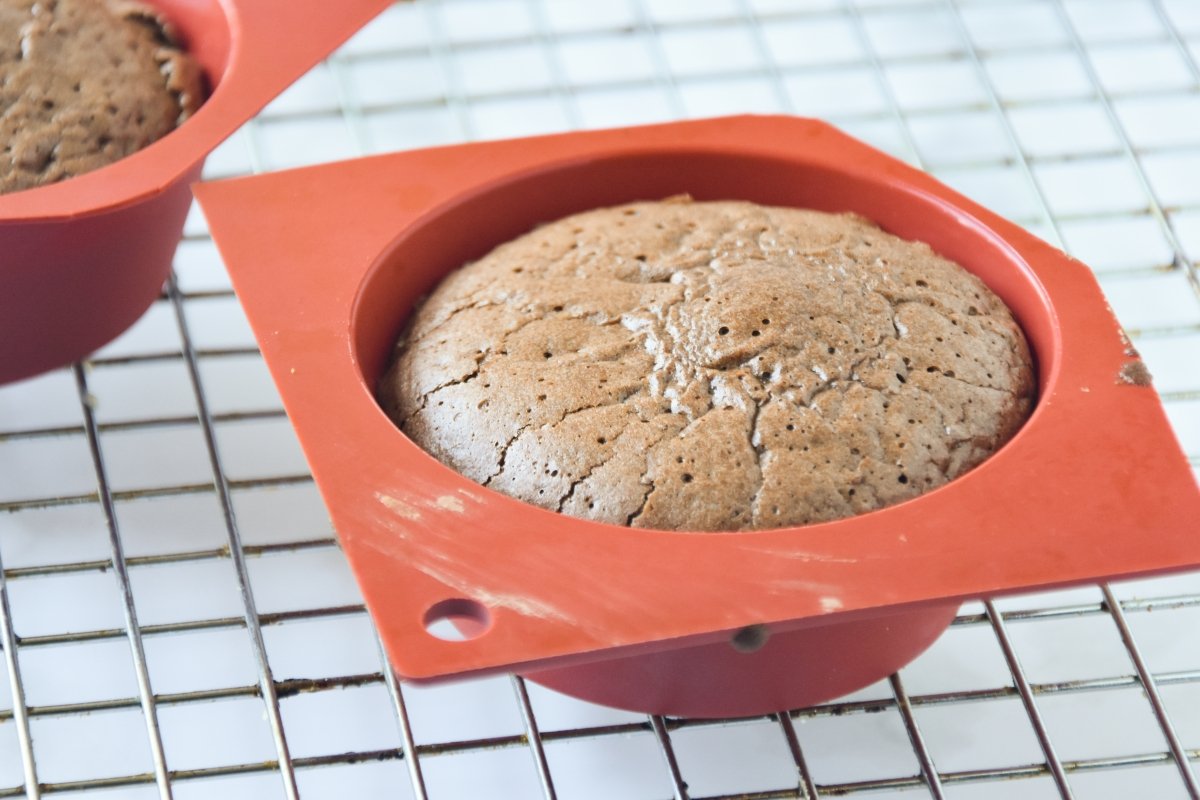 Dejamos reposar el coulant de chocolate recién horneado