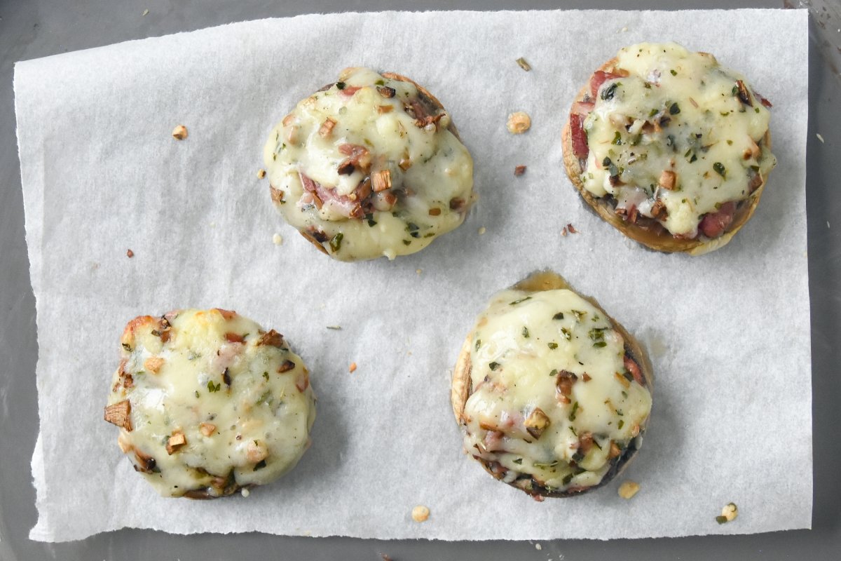 Horneamos los champiñones rellenos