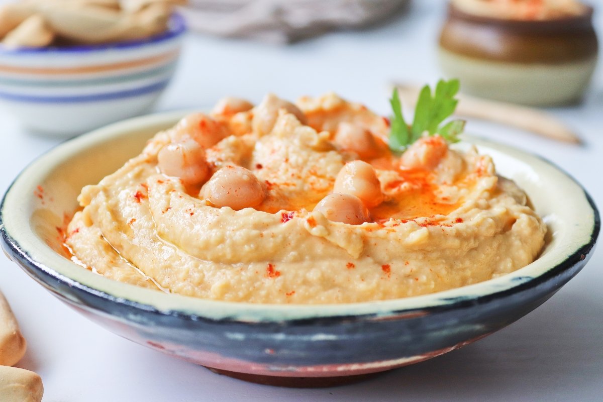Hummus de garbanzos con hoja perejil