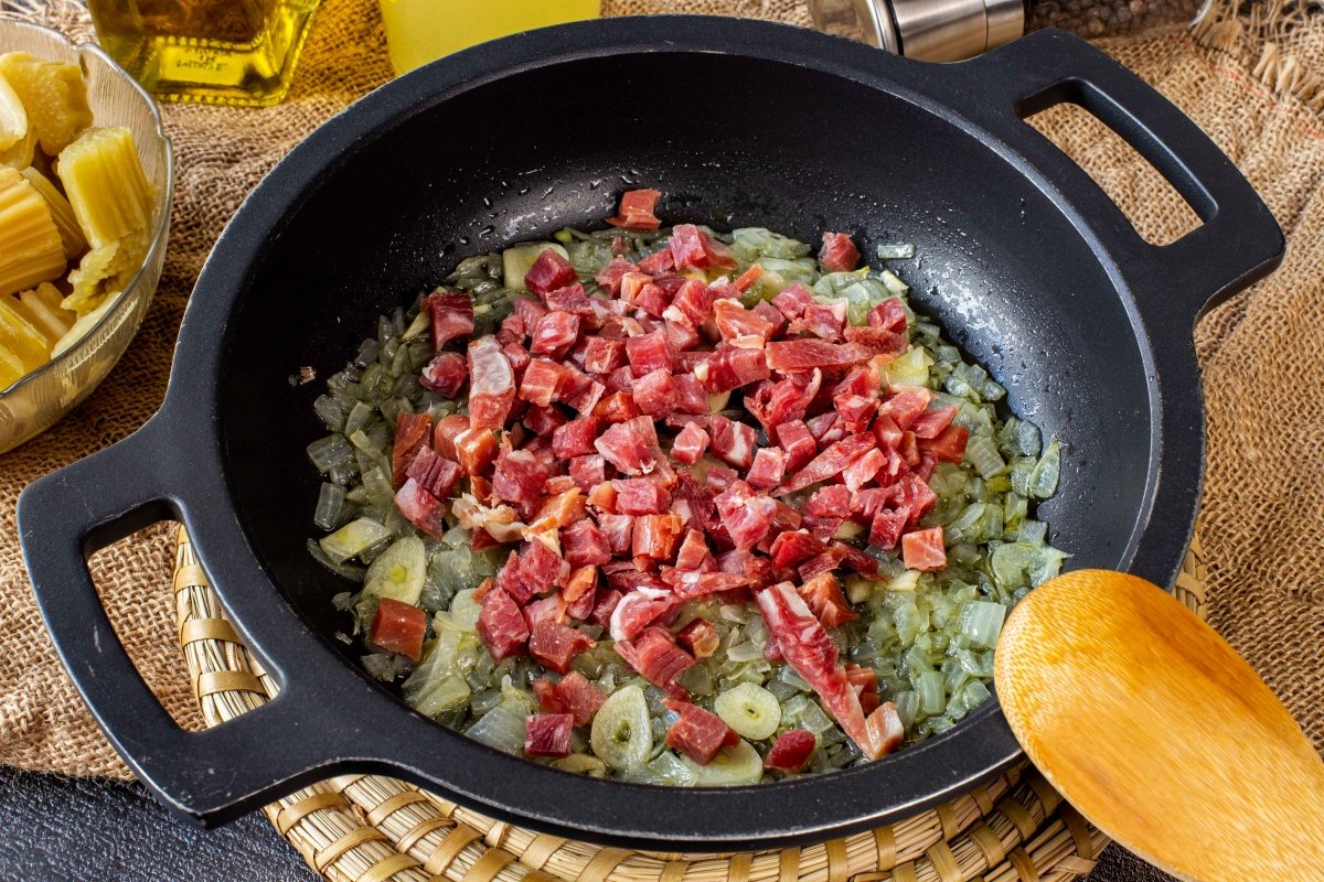 Incorporar el jamon para el cardo a la navarra