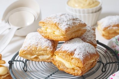 Miguelitos de La Roda rellenos de crema