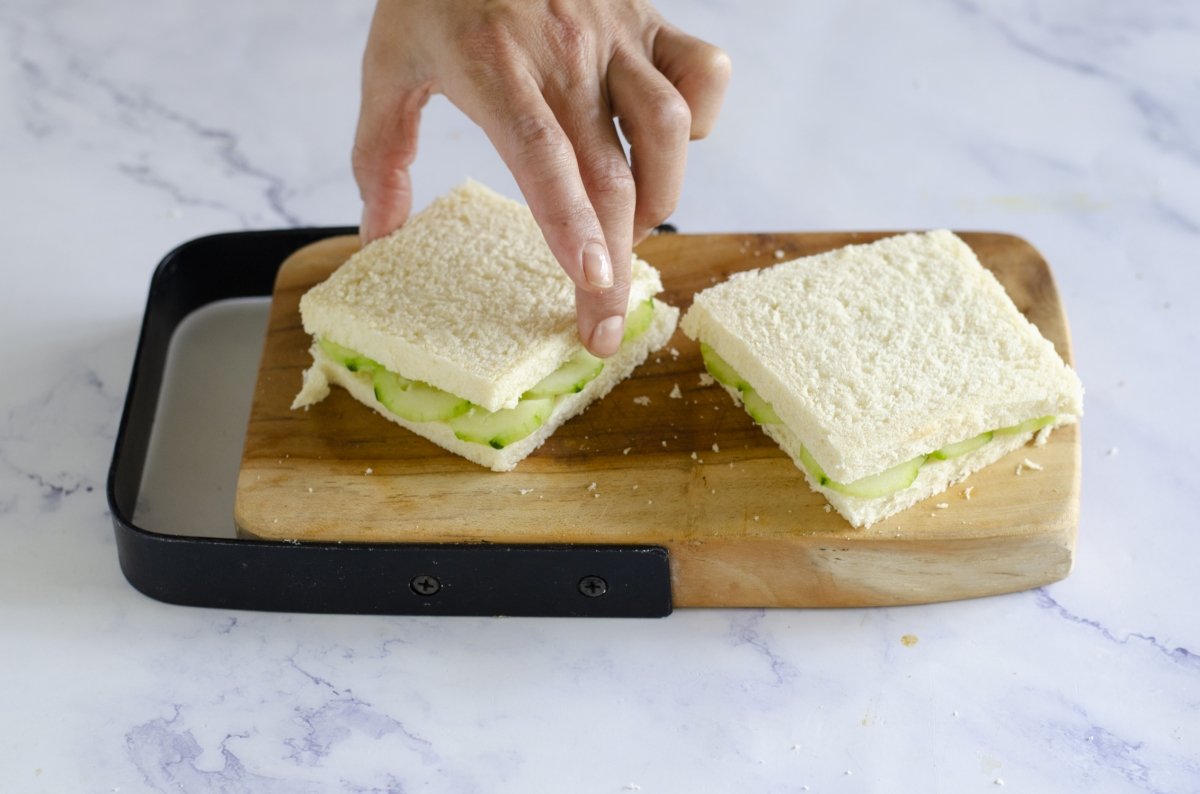 montamos los sandwiches de pepino ingles