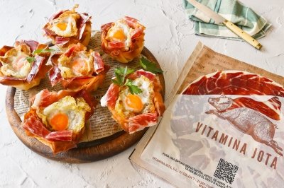 Nidos de jamón ibérico con huevos de codorniz
