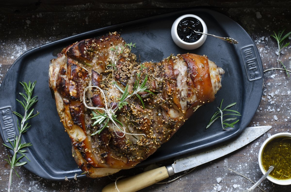 Paletilla de cerdo al horno en fuente de barro