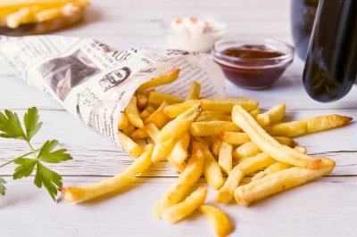 Patatas fritas congeladas en freidora de aire