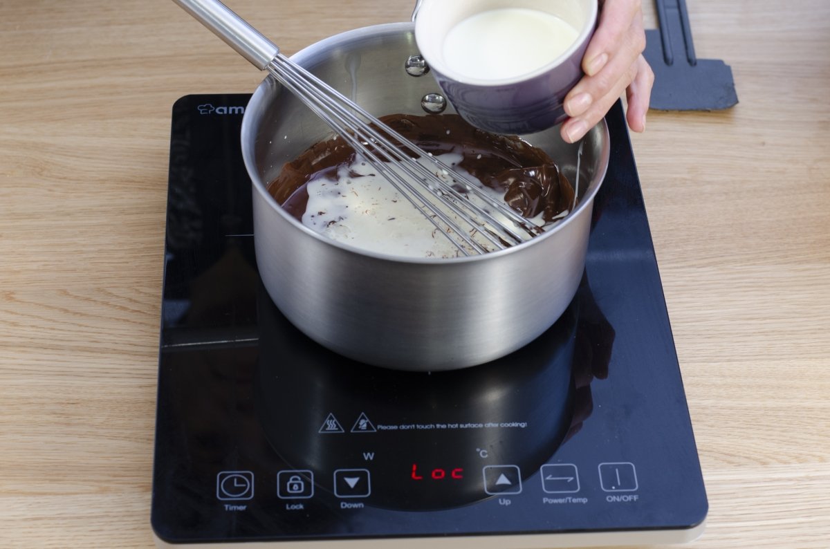 Preparamos la ganache de chocolate para cubrir la tarta bombon