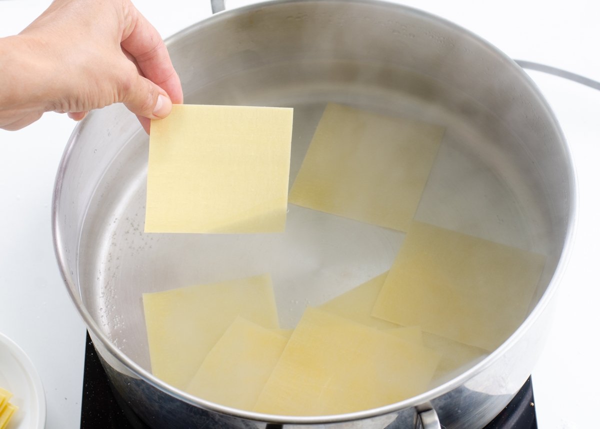 Preparando la pasta de los canelones de carne