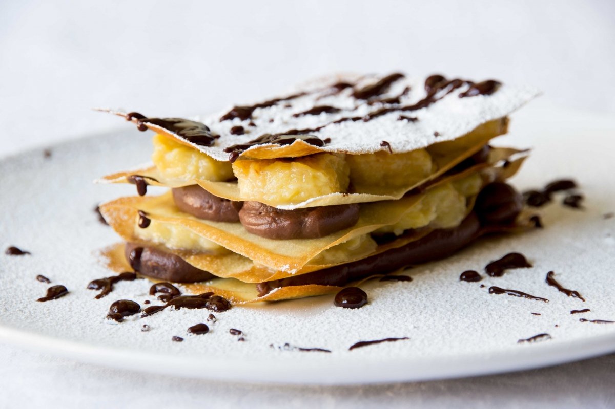 Presentación final del milhojas de chocolate y plátano
