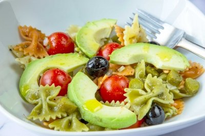 Ensalada de pasta fría con aguacate