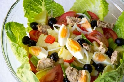 Ensalada de patata con lechuga, tomate y huevo
