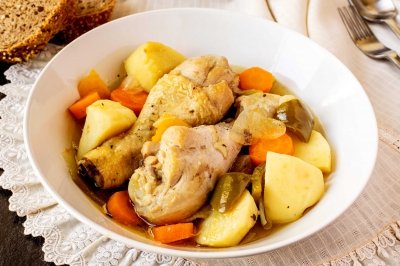 Estofado de pollo con patatas y verduras