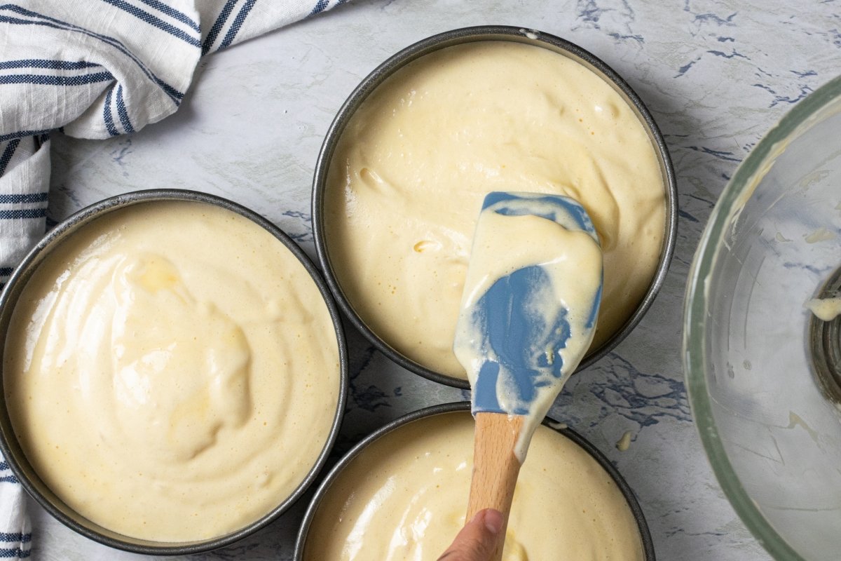 Repartimos la masa del bizcocho de la tarta de trufa y nata
