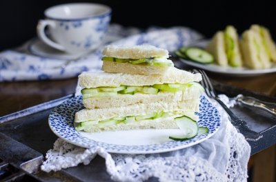 Sándwich de pepino inglés