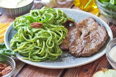 Tallarines verdes peruanos con bistec