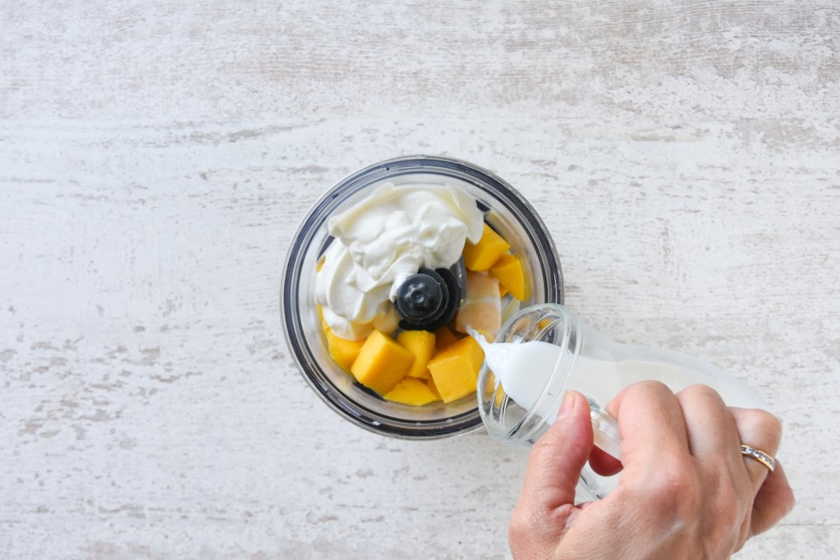Vertemos la leche junto al mango y el yogur